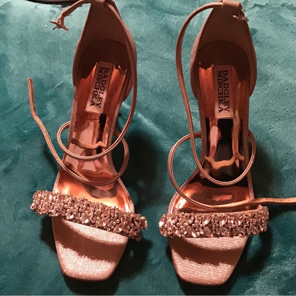 Badgley Mischka Nala gold shoes size 6 new with defect